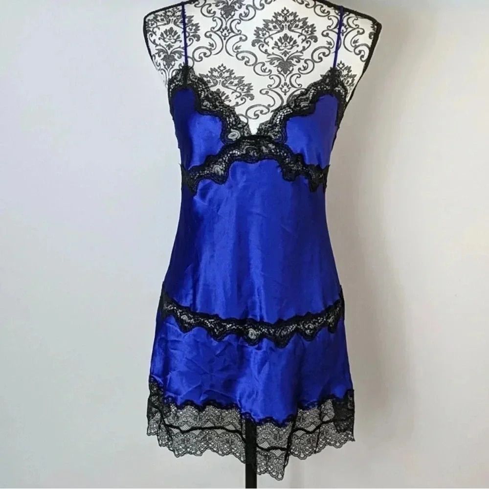 Victoria’s Secret silky lace trimmed chemise